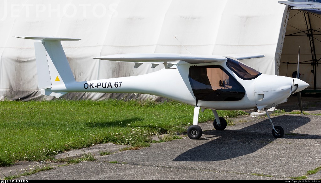 Letoun GP-7 Skyleader OK-PUA 67 na letišti